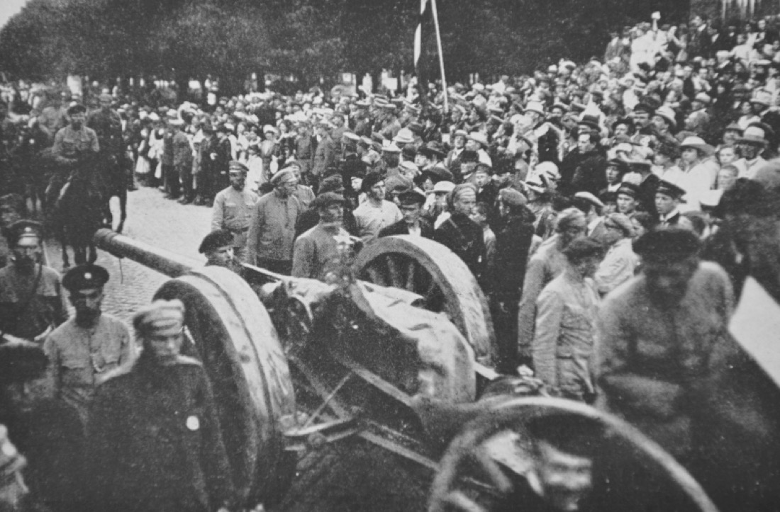 Et sort-hvidt foto fra 1919 af soldater fra den nordlettiske hær ved Rigas porte