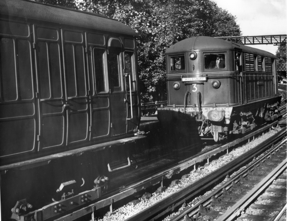 Fekete-fehér, 1961-es fénykép egy villanyvonatról egy vasúti átszállásnál