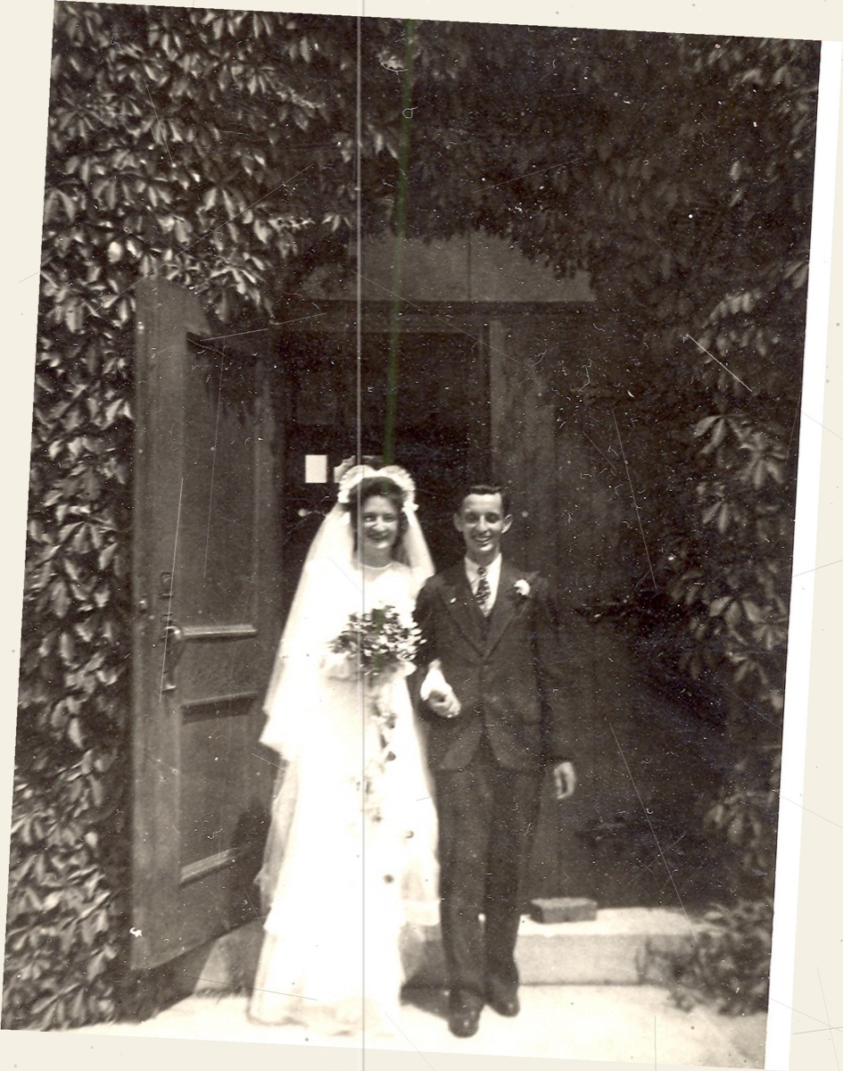 Ferde, karcos fekete-fehér, 1945-ös esküvői fénykép egy párról egy ajtónyílásban